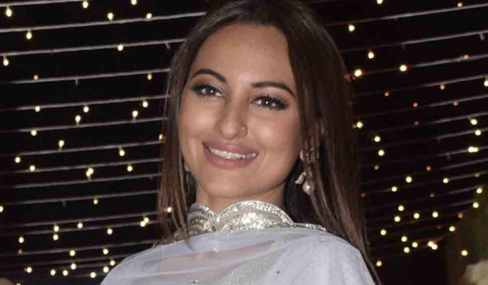 960px x 562px - Sonakshi Sinha works at a sex clinic in her next film, Khandaani  Shafakhaana | Bollywood - Hindustan Times
