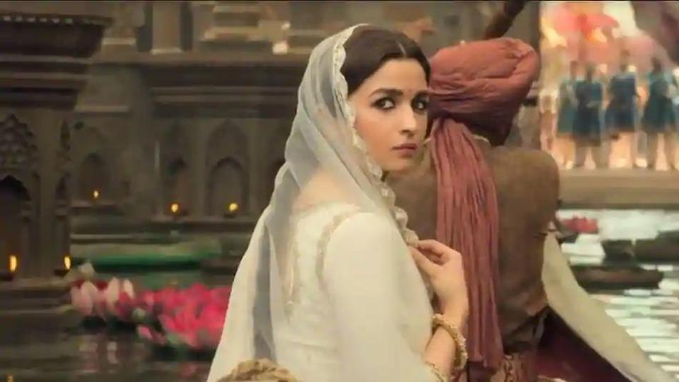 Alia Bhatt, Varun Dhawan’s Kalank teaser gets love from Bollywood celebs, Akshay Kumar calls it intriguing and stunning