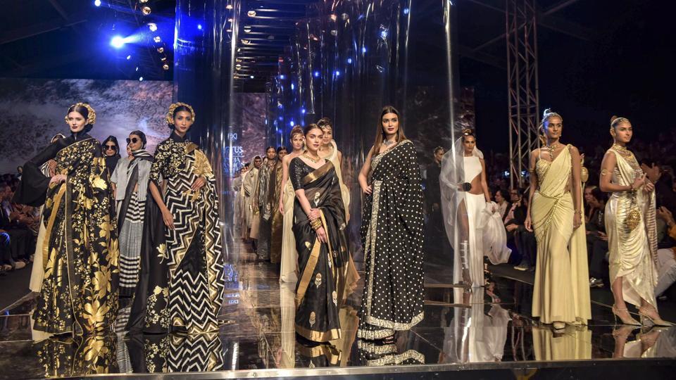 LMIFW 2019 celebrates sari’s multiplicity at the grand finale