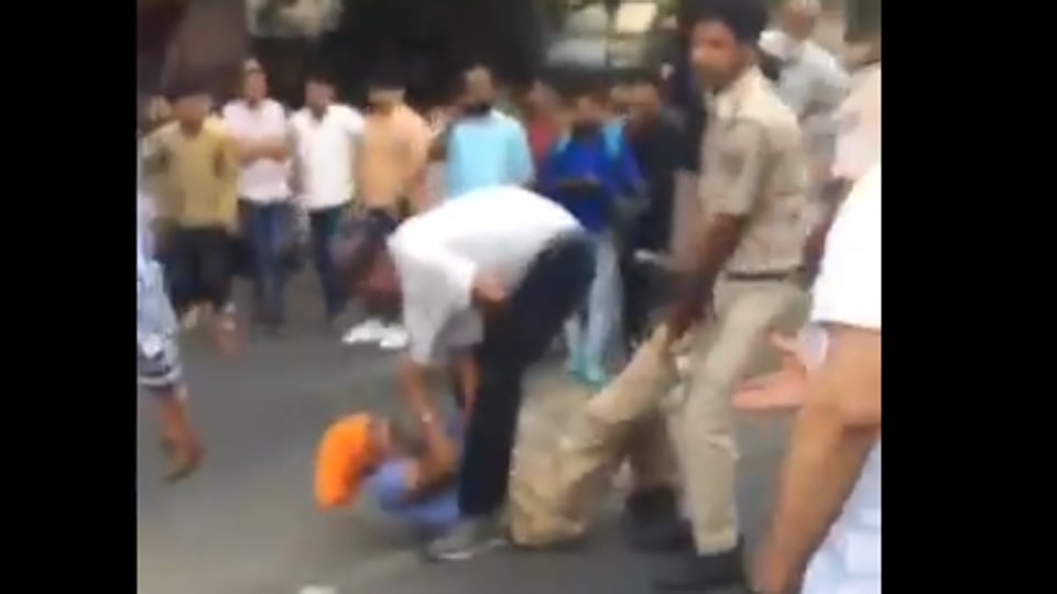 On video, cops fight with driver in Delhi’s Mukherjee Nagar | Latest ...