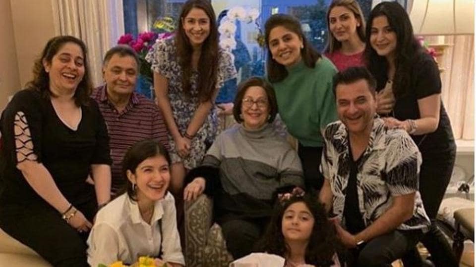 Sanjay Kapoor, daughter Shanaya and wife Maheep visit Rishi Kapoor and ...