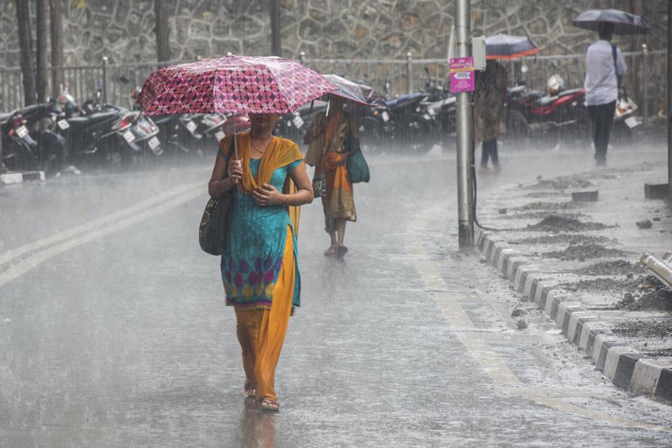 Mumbai rain: Heavy shower causes flood of reactions on Twitter ...