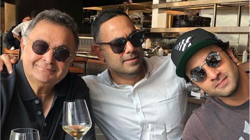 Rishi Kapoor enjoys a drink with son Ranbir Kapoor, son-in-law Bharat Sahni, Neetu Singh calls them ‘my super men’. See pic