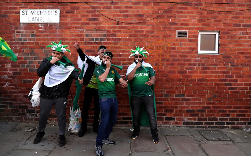 Pak Fan Sings Jana Gana To Support India Against England Hindustan Times Tava shubha name jage tava shubha ashish mange gahe tava jaya gatha jana gana mana dayaka jaya he bharata bhagya. pak fan sings jana gana to support