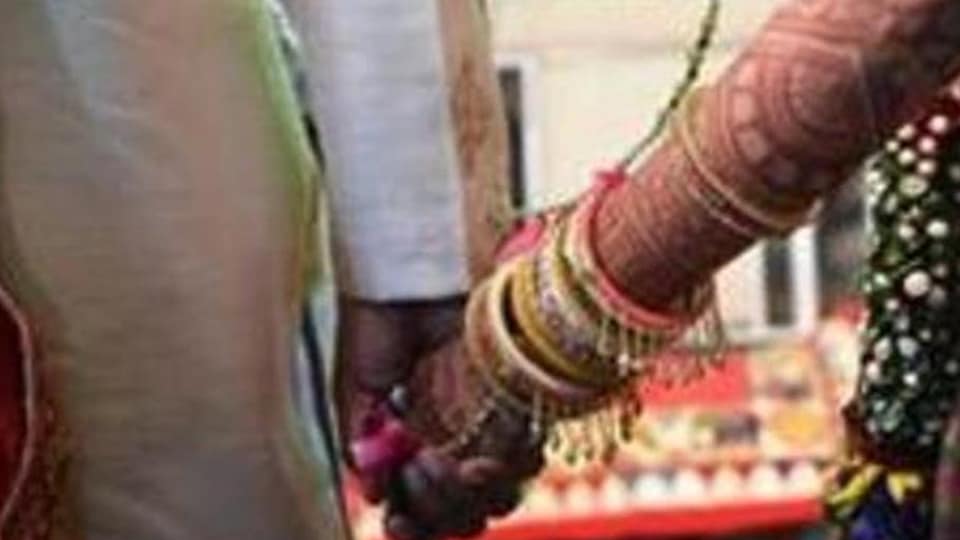 Groom exchanges garlands with bride, then dies in celebratory firing by  friend | Latest News India - Hindustan Times