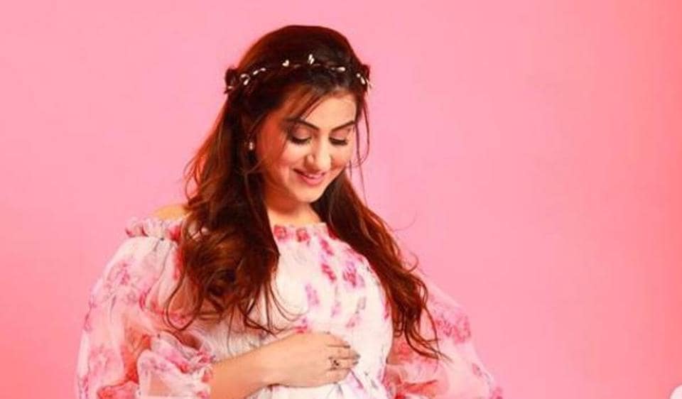 Yeh Rishtaa Kya Kehlata Hai actor Priyanka Kalantari is glowing in her pregnancy photoshoot, see pics