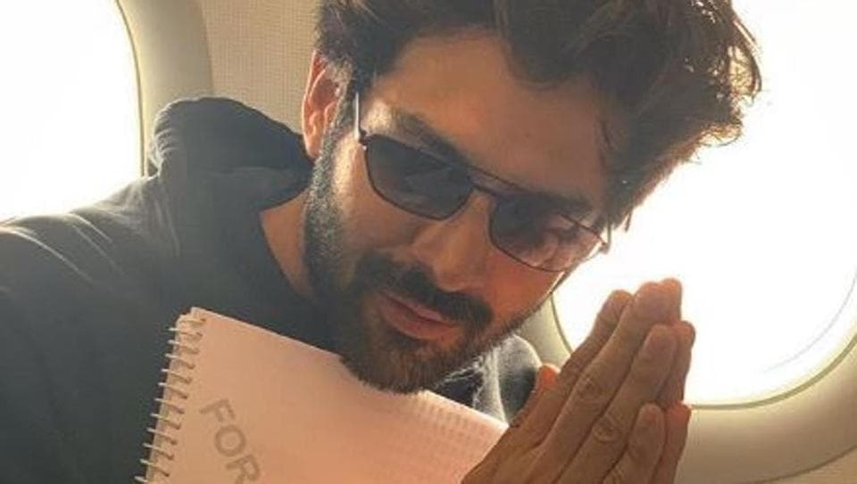 Pati Patni Aur Woh: Kartik Aaryan stands on a ledge in leaked pics from Lucknow set