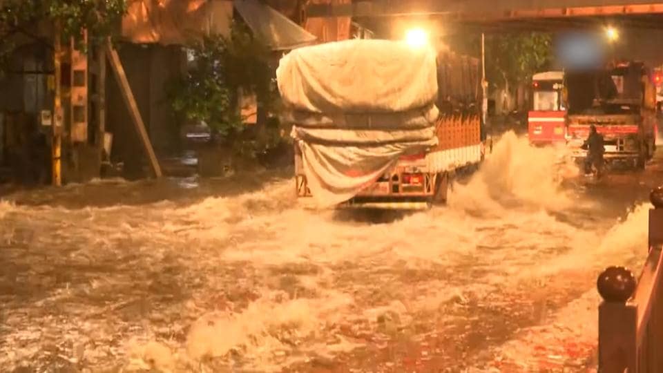Heavy rainfall throws normal life out of gear in Mumbai | Hindustan Times