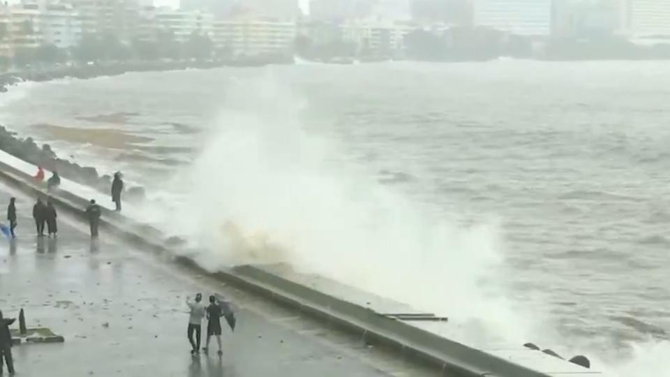 Mumbai Rains | High Tide Hits Marine Drive; Heavy Downpour Continues ...