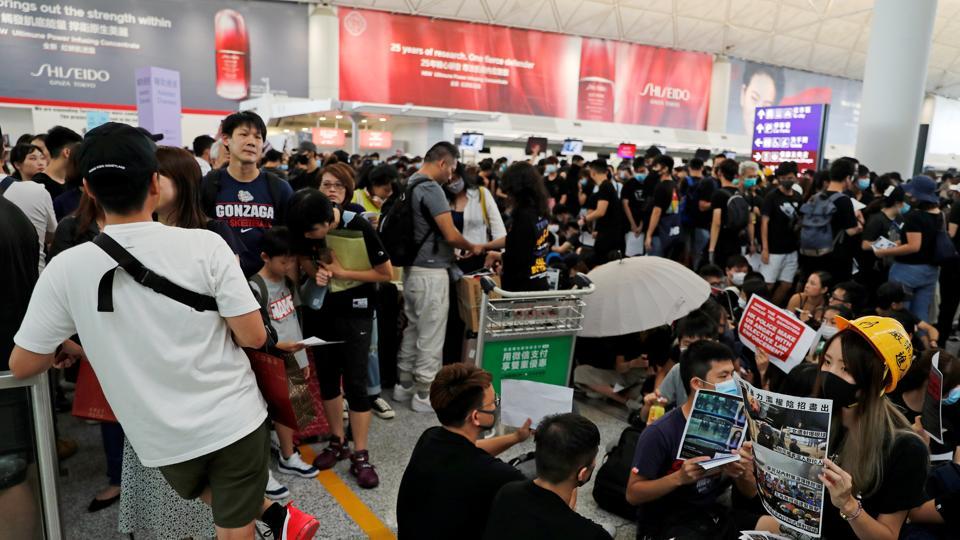 KLeave ASAP, passengers told at Hong Kong airport, all flights