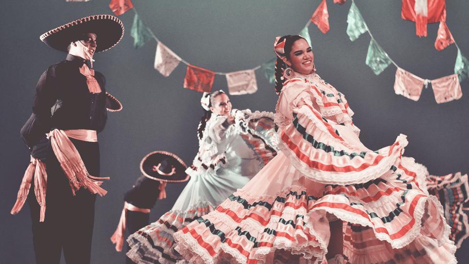 Nearly 900 Mexican performers set world record for folk dance