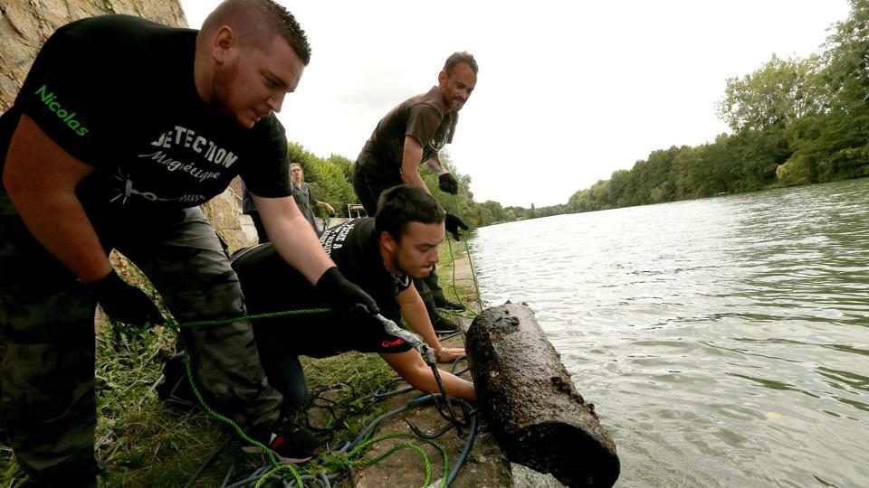 Magnet fishing: The explosive hobby cleaning up French rivers