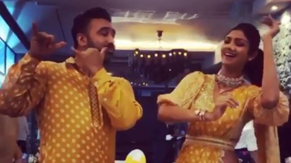 Shilpa Shetty dances with husband Raj Kundra during Ganpati celebrations, he calls her ‘hot girlfriend, meri Radha’