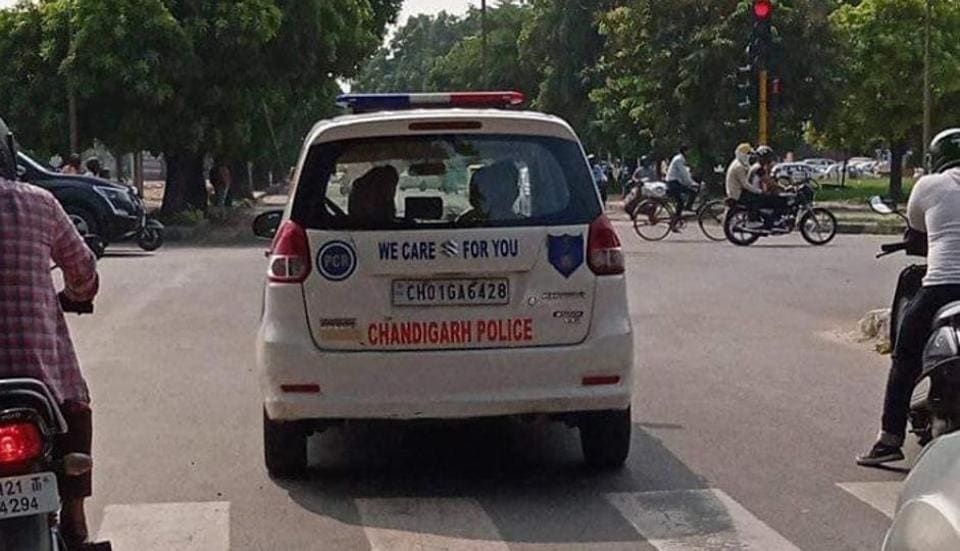 Chandigarh police challan PCR vehicle for traffic violation Hindustan