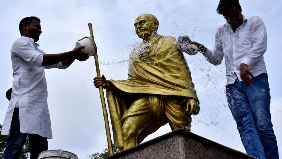 congress anniversary workers clean statue gandhi mahatma 04889c02 e4d7 11e9 939f ba4a7f73df5c