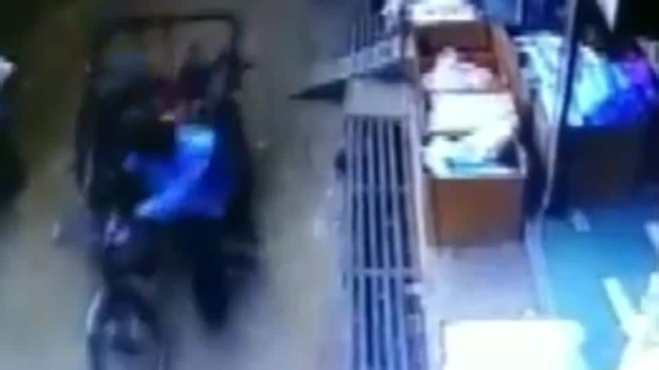 3-year-old falls from second floor, lands on moving rickshaw. Watch ...