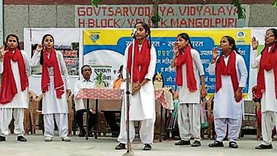 Vending machine set up at Kanya Vidyalaya in Delhi