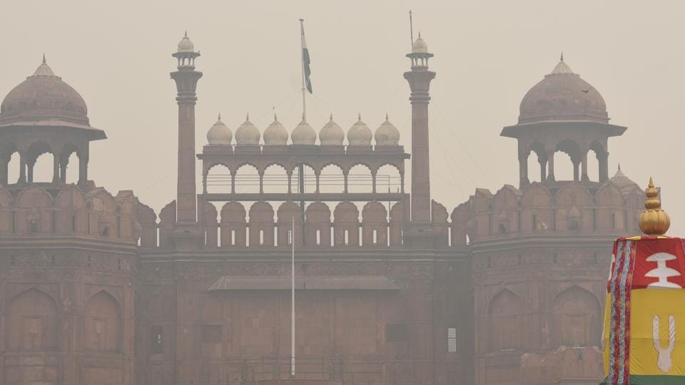 Capital punishment: Noxious smog engulfs Delhi, PM2.5 level 16 times safe limit