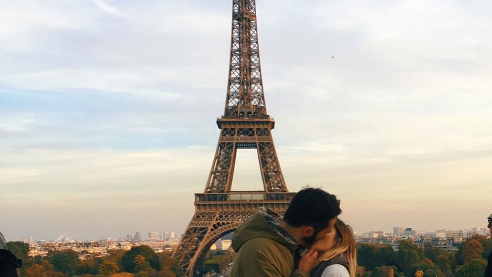 Woman’s pics of her kissing strangers at iconic places are crazy viral