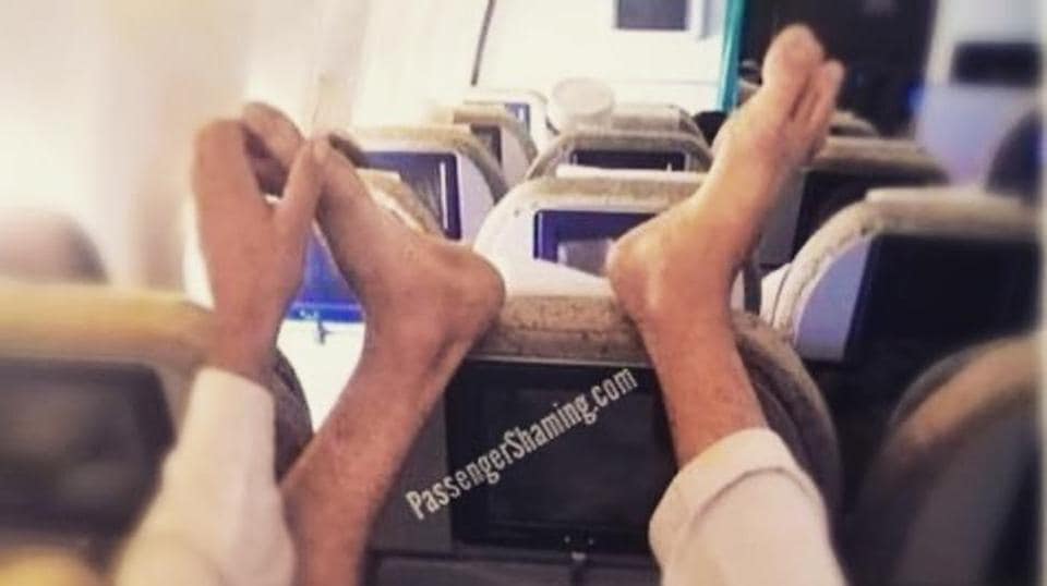 Man puts his feet on the backrest of seat in front, netizens are disgusted