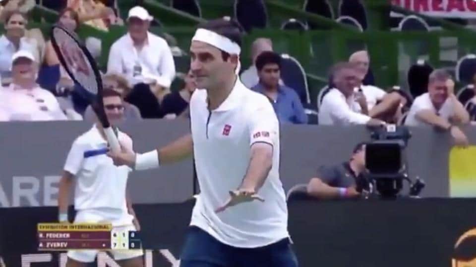 Roger Federer poses for pic during match on a fan's request, video leaves  people in splits | Trending - Hindustan Times