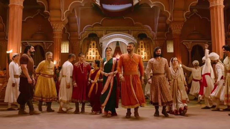 Panipat song Mann Mein Shiva: Arjun Kapoor, Kriti Sanon dance to the ‘victory cry of Shiva’. Watch