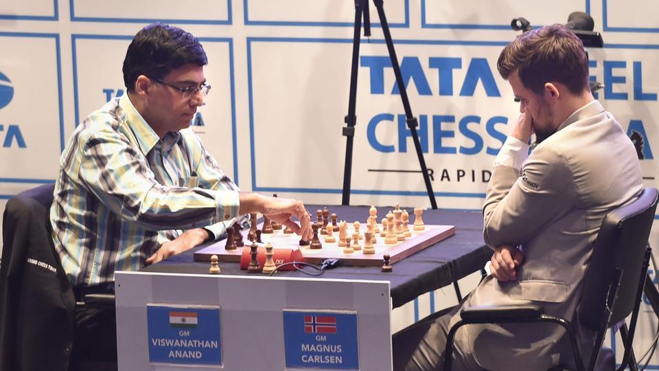 Magnus Carlsen at Tata Steel Chess 2019, Anish Giri walking…