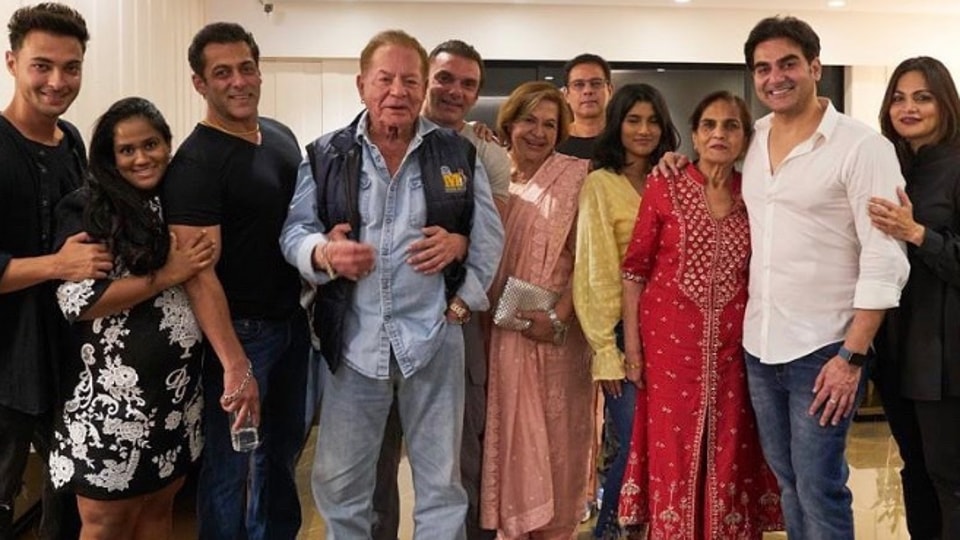 Salman Khan poses with his entire family in latest pics shared by