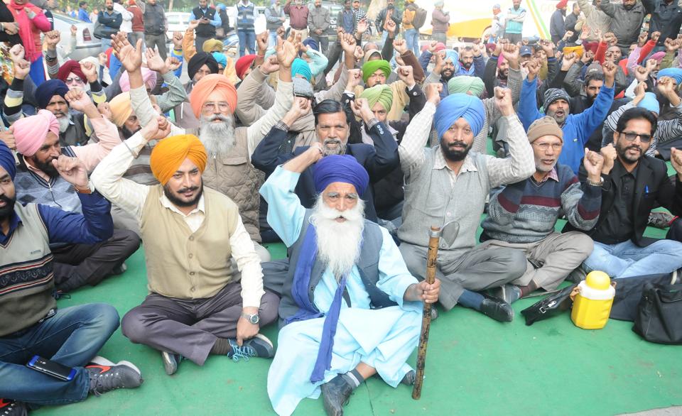 PSPCL staff continue protest in Patiala over non-payment of salaries ...