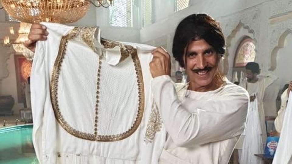 Akshay Kumar proudly shows off his costume’s ‘doodh si safedi’ but fans can’t get over his new hairstyle. See pic