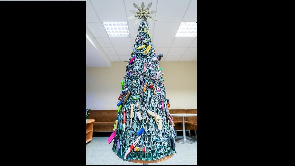 3rd Christmas Bus Carrying Christmas Tree Ornament 2022 Christmas 2019: Airport Decorates Tree With Confiscated Items, Pics Win  People | Trending - Hindustan Times