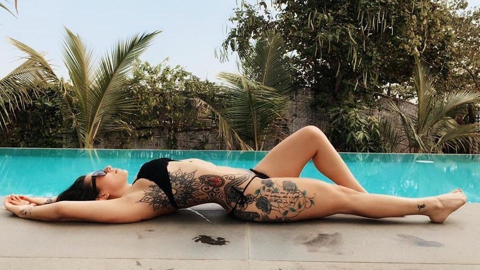 Krishna Shroff poses by the pool in a bikini, brother Tiger Shroff  hilariously trolls her with &#39;nauseated&#39; emoji. See pic | Bollywood -  Hindustan Times