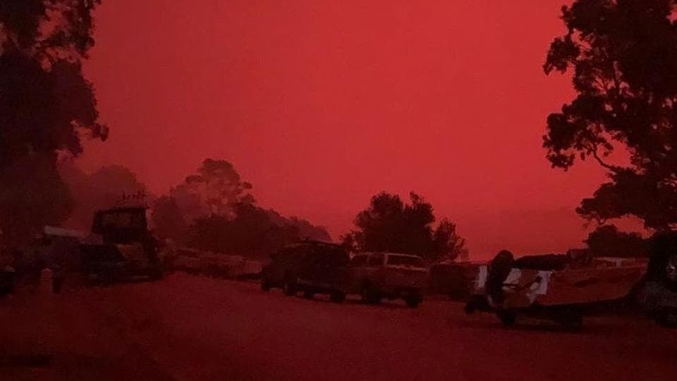 ‘Bloodred sky, choking dust’ Thousands trapped on Australia beaches