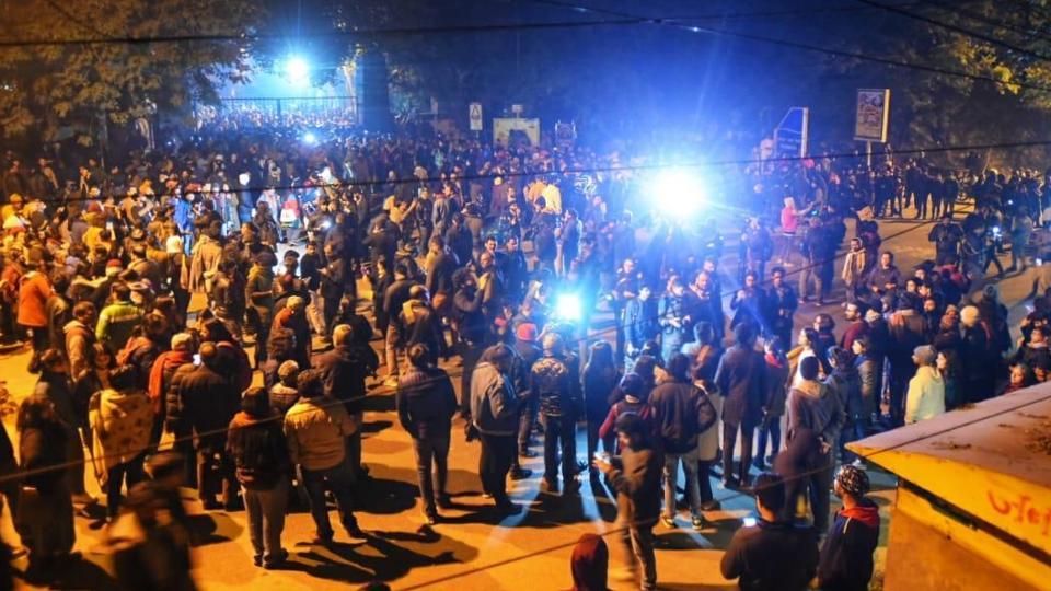 JNU students, teachers attacked by mob, at least 23 injured | Latest ...