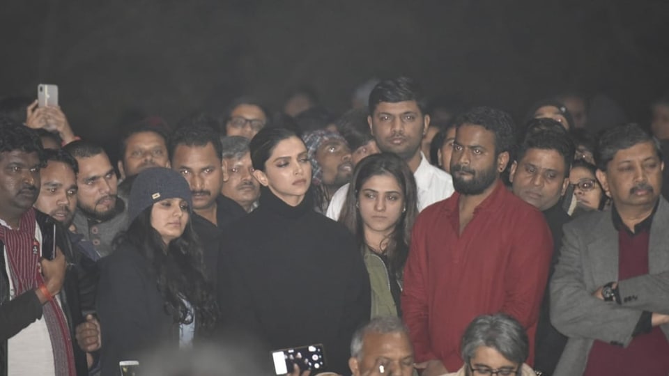 Deepika Padukone reaches JNU Sabarmati T-point, expresses solidarity with students