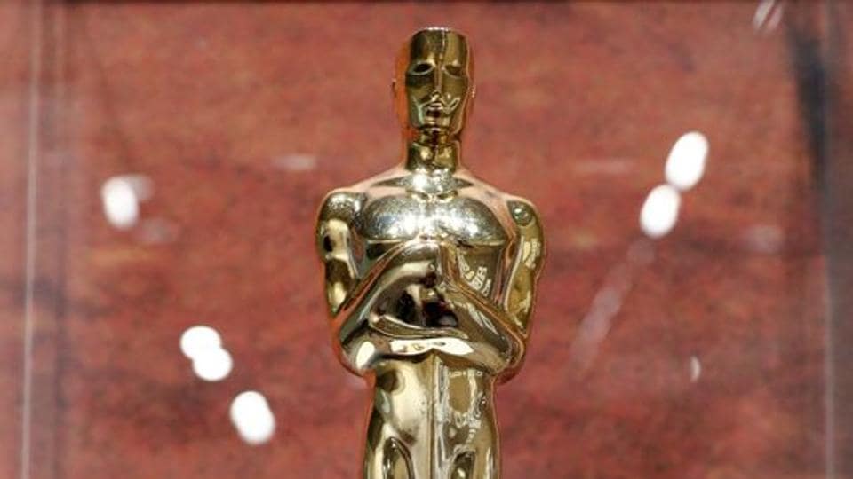 Oscars to go hostless once again, Ricky Gervais can’t stop laughing