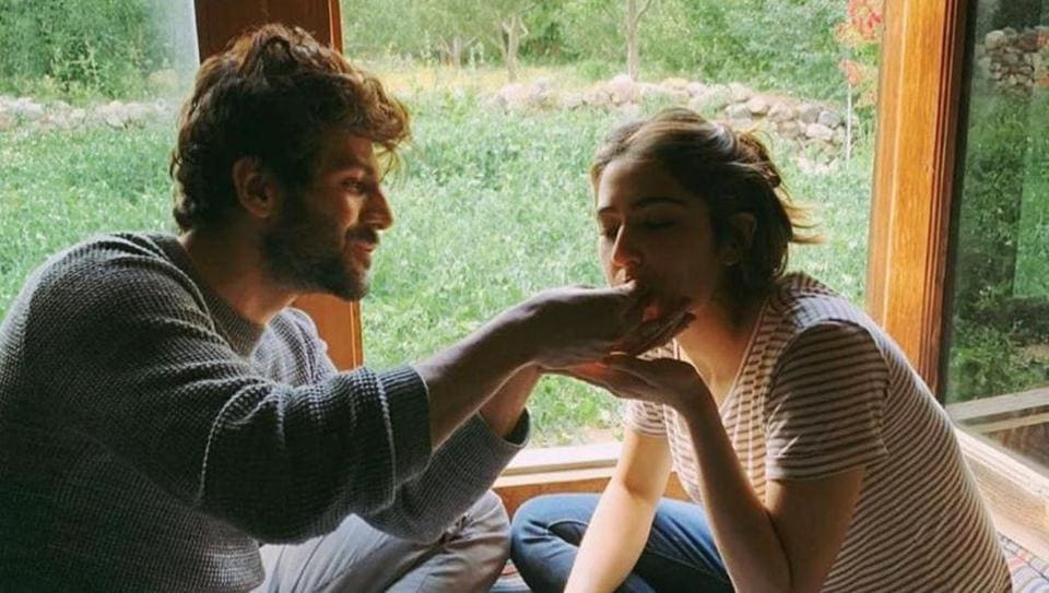 Kartik Aaryan feeds Sara Ali Khan in new candid photo, says she has become ‘quite thin’