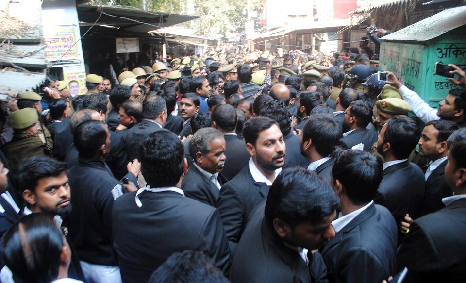 4-lawyers-injured-in-bomb-attack-at-lucknow-court-hindustan-times