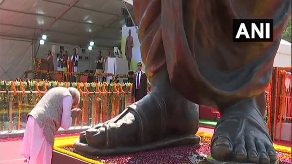 PM Modi unveils 63-ft tall Deendayal Upadhyaya statue in Varanasi ...