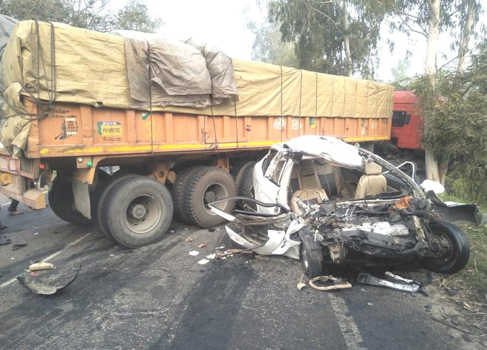 Four killed in Hoshiarpur car-truck crash - Hindustan Times