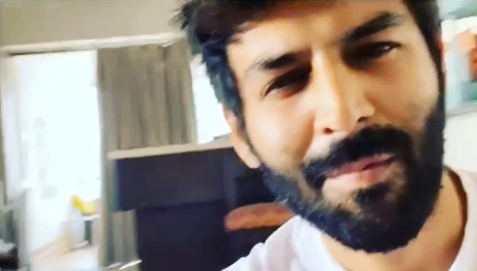 Kartik Aaryan watches Pati Patni Aur Woh with family, reveals why his mom is missing from video