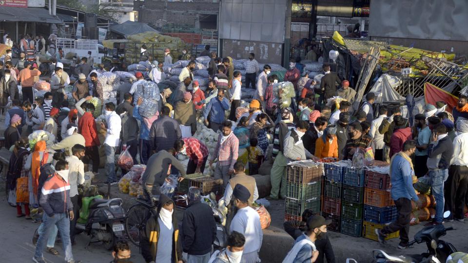 Ludhiana’s social distancing goes for a toss in mad rush for veggies