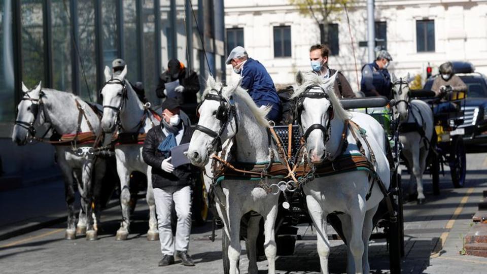 These horse-drawn carriages are delivering food to senior ...