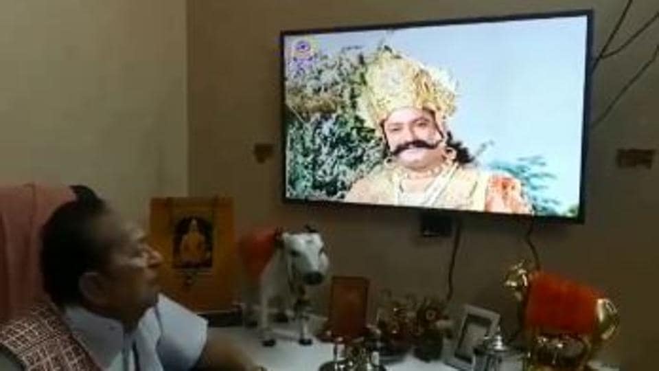 Ramayan: Raavan actor Arvind Trivedi watches Sita apaharan scene, has emotional reaction