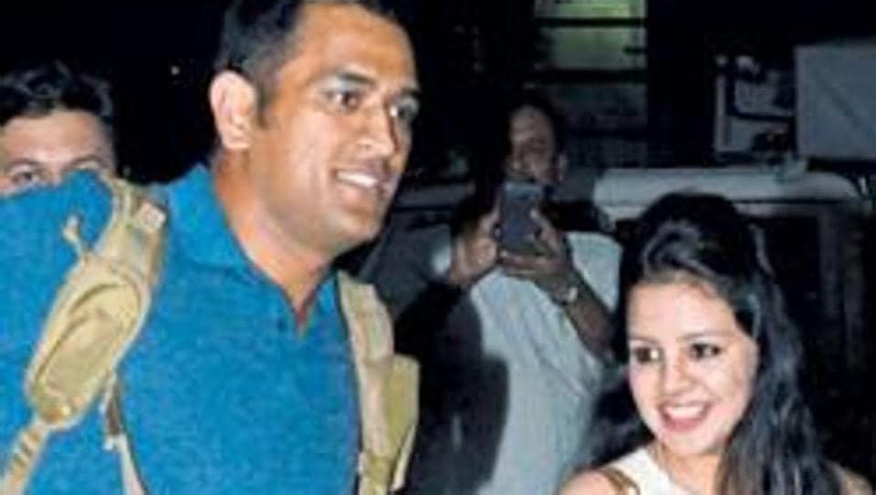 Video games vs Wife': Sakshi Dhoni's lockdown pic with MSD goes viral |  Cricket - Hindustan Times