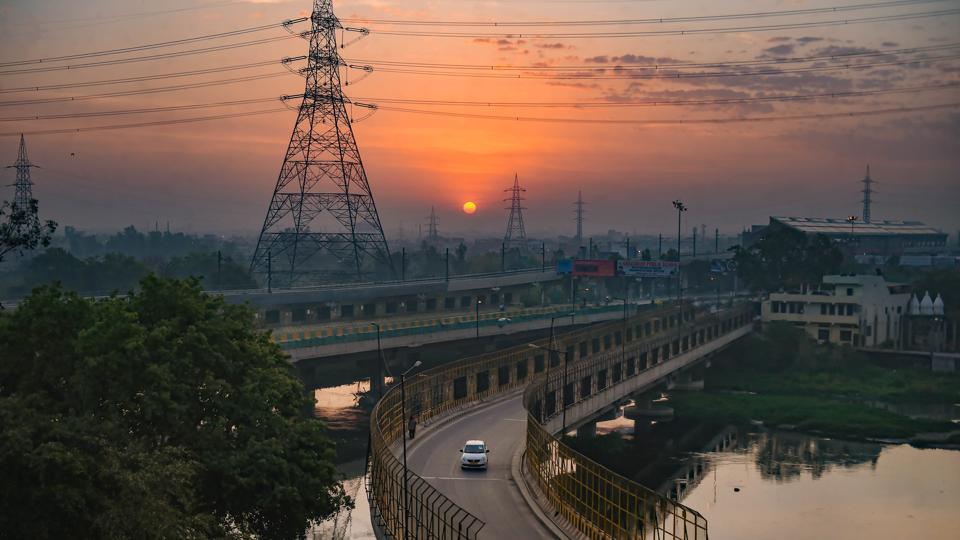 Delhi-Ghaziabad border sealed to check the spread of Covid-19 | Latest News India - Hindustan Times Delhi-Ghaziabad border sealed... 