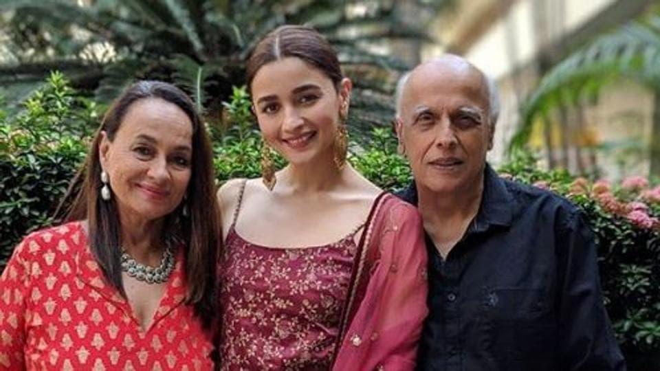 Alia Bhatt visits dad Mahesh Bhatt and mum Soni; director says &#39;she sat at  a distance so she wouldn&#39;t endanger her parents&#39; | Bollywood - Hindustan  Times