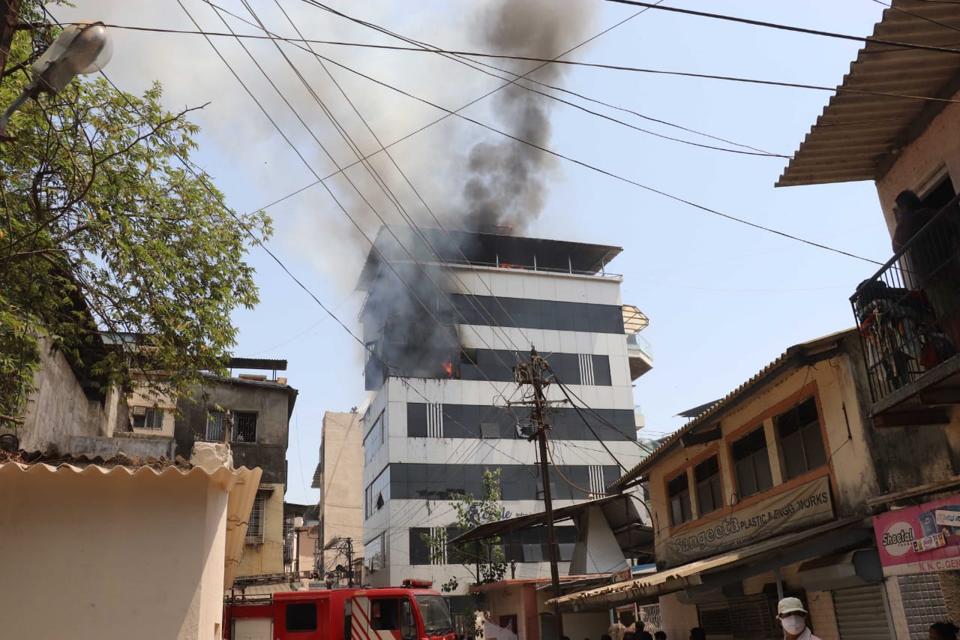 Fire In Ulhasnagar Building Lying Empty Since Lockdown Doused In 2 Hrs Mumbai News Hindustan