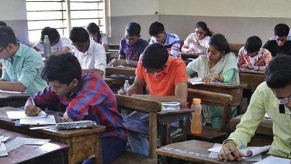 Evaluation of answer sheets: Unhappy AKTU students take to Twitter (Praful Gangurde) Evaluation of answer sheets: Unhappy AKTU students take to Twitter (Praful Gangurde)