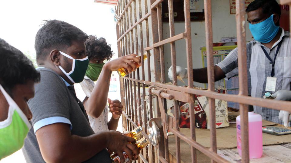 Odisha’s order to sell liquor online flouted in Bhubaneswar, people